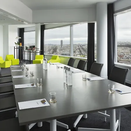 Hotel Melia Paris La Defense 4*